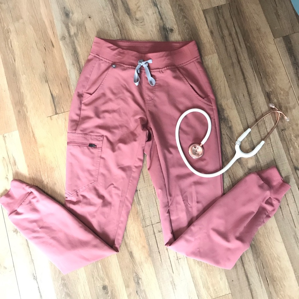 Figs jogger scrub bottoms in mauve 😍 XS/Tall